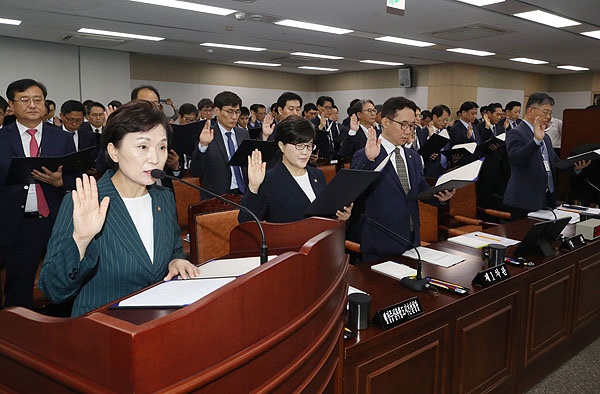 지난 2019년 국정감사에서 증인선서 하고 있는 국토교통부 김현미 장관과 간부들.