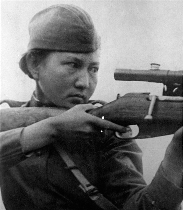 영화 스나이퍼 실제 모델 카자흐스탄 전쟁영웅 알리야 몰다굴로바, 1944년 18세 나이로 전사