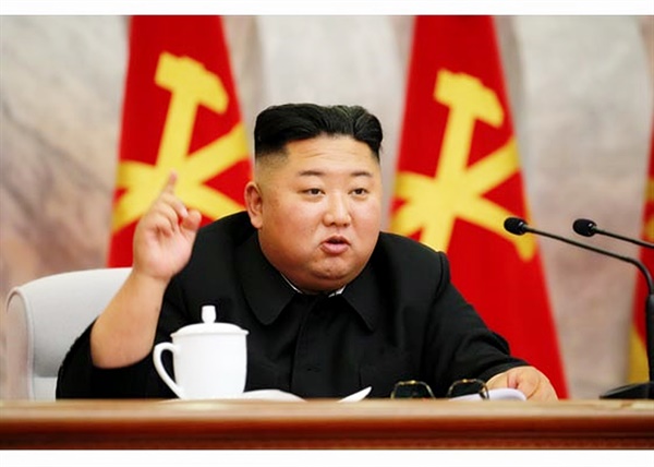 북한은 김정은 국무위원장이 주재한 가운데 당 중앙군사위원회 제7기 제4차 확대회의를 열었다고 북한매체들이 24일 보도했다. 사진은 회의를 주재하며 발언하고 있는 김정은 국무위원장. 