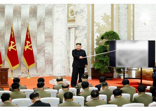 북한은 김정은 국무위원장이 주재한 가운데 당 중앙군사위원회 제7기 제4차 확대회의를 열었다고 북한매체들이 24일 보도했다. 사진은 회의를 주재하며 발언하고 있는 김정은 국무위원장. 