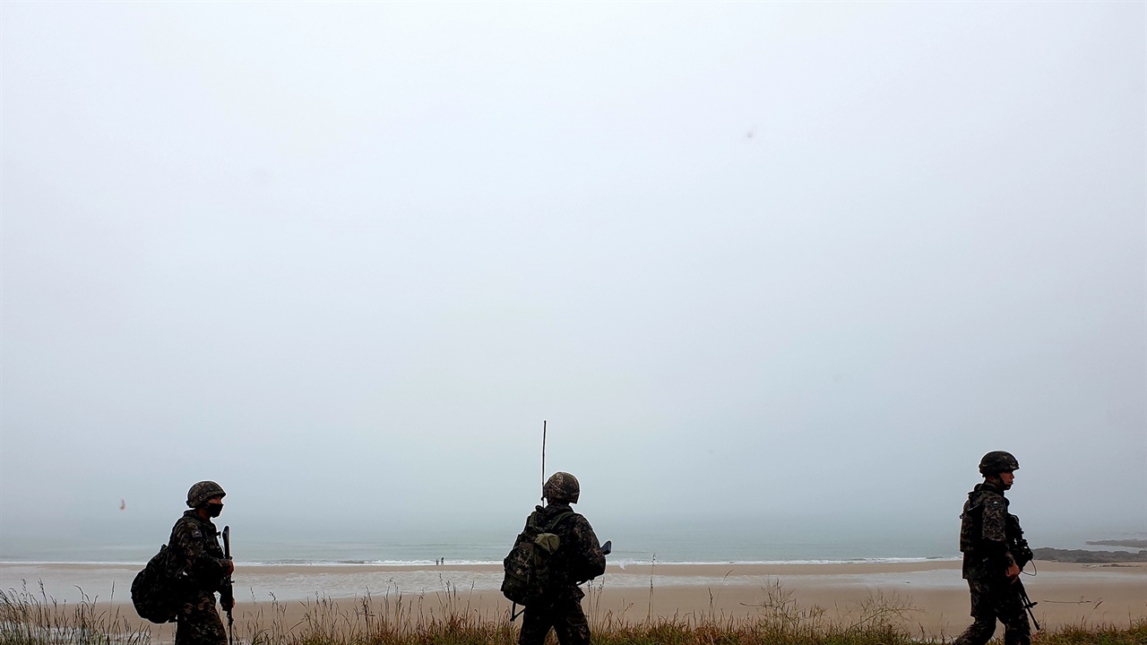 군 장병들이 수상한 보트가 발견된 인근 해변을 수색하고 있다.