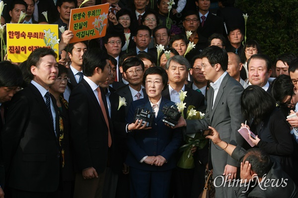 2011년 10월 31일 오후 서울중앙지법에서 열린 '불법정치자금 9억여원 수수 혐의'에 대한 1심 선고에서 무죄를 받은 한명숙 전 총리가 법정을 나와 소감을 밝히고 있다.