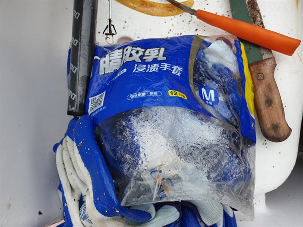 지난 23일 충남 태안군 소원면 의항리 해변에서 신고된 중국인 밀입국 추정 보트에서 중국 군용 기름통, 중국 빵, 중국산 장갑 등이 나왔다.