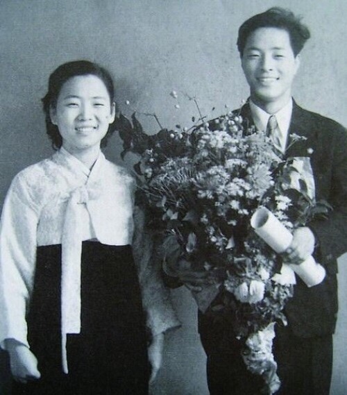 서울대학교 졸업 기념사진, 부인 손명순 여사와 함께.