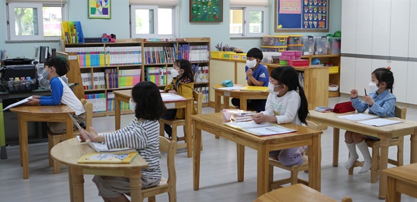 경남 김해 관동초등학교에서 1학년 학생들이 마스크를 낀 채 거리를 두고 앉아 돌봄교실 수업을 듣고 있다. (기사 내용과 사진은 관련이 없습니다.) 