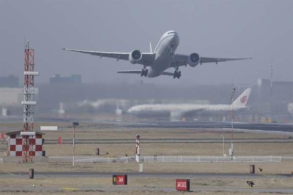  베이징 서우두공항 이륙하는 항공기