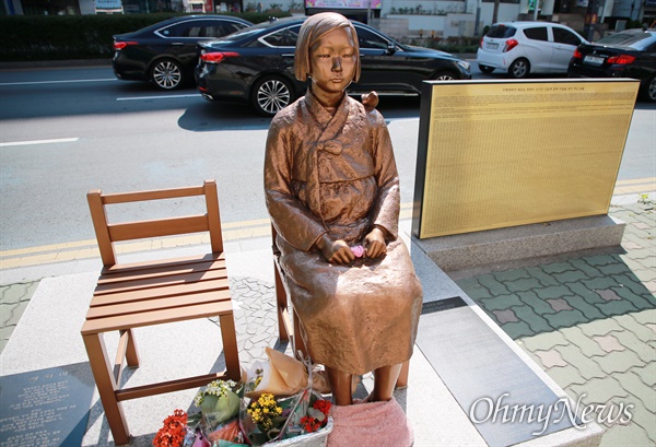 2015년 박근혜 정부의 한일 '위안부' 합의에 반발해 부산시민의 모금으로 일본영사관 앞에 세워진 평화의 소녀상.