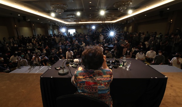 일본군 위안부 피해자 이용수(92) 할머니가 25일 오후 대구 수성구 만촌동 인터불고 호텔에서 기자회견을 하고 있다. 2020.5.25