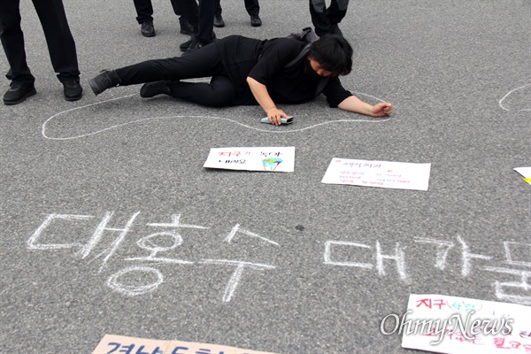 경남기후위기비상행동은 5월 26일 오전 경남도청 마당에서 '기후위기 비상사태 선포'를 요구하며 행동을 벌였다.