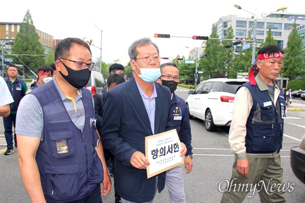 노동자생존권보장 조선산업살리기 경남대책위는 5월 26일 오전 경남도청 정문 앞에서 기자회견을 열고, 경남도청에 항의서한을 전달하기 위해 이동하고 있다.