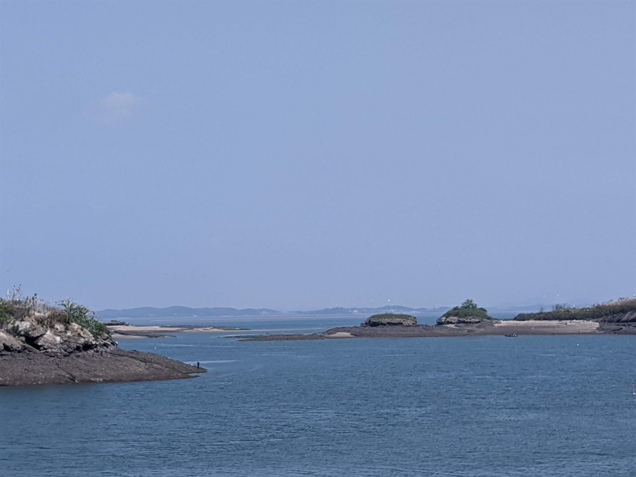 모자 모양의 섬인 전도 아랫쪽의 까만 점이 낚시꾼이고 오른쪽 끝 일부 모습이 나타난 섬이 오가도이다.