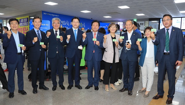  26일 오전 사천터미널에서 열린 ‘진주-사천 간 대중교통 광역환승할인제 시행’을 위한 업무협약식.