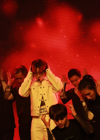 박지훈, 불타는 열정 가수 박지훈이 26일 오후 온라인으로 진행된 3rd 미니앨범 < The W > 발매 기념 온라인 쇼케이스에서 타이틀곡 ‘Wing(윙)’을 선보이고 있다.