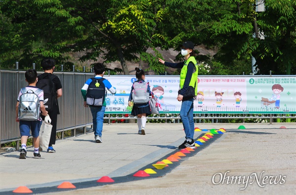 서울 지역의 한 초등학교 등교 모습. 학생들이 유도표시를 따라 교실로 향하고 있다. 지난 6월 20일 고3에 이어 6월 27일에는 고2, 중3, 초1,2 학생들이 등교수업을 시작했다.