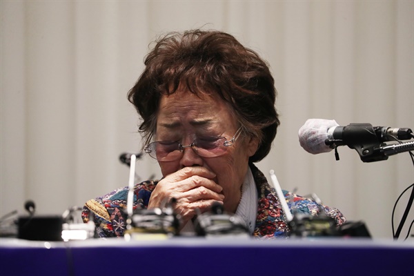 일본군 위안부 피해자 이용수(92) 할머니가 25일 오후 대구 수성구 만촌동 인터불고 호텔에서 기자회견을 하던 중 여러 감정이 북받쳐 오르며 잠시 말을 잇지 못하고 있다. 