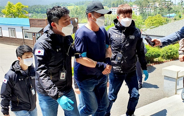 지난 5월 27일 태안 해경으로 압송된 보트 밀입국 용의자.