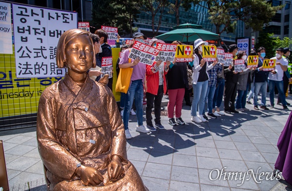 27일 오후 서울 종로구 옛 일본대사관 앞에서 제1441차 일본군 성노예제 문제해결을 위한 정기수요시위가 열리고 있다.