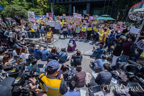 27일 오후 서울 종로구 옛 일본대사관 앞에서 제1441차 일본군 성노예제 문제해결을 위한 정기수요시위가 열리고 있다.