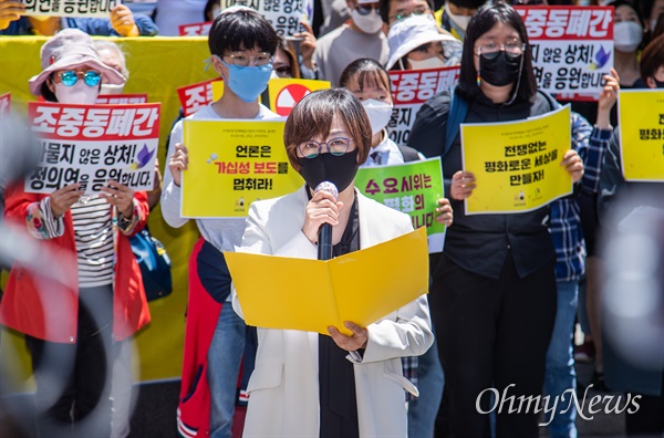 정의연 이나영 이사장이 27일 오후 서울 종로구 옛 일본대사관 앞에서 열린 제1441차 일본군 성노예제 문제해결을 위한 정기수요시위에서 발언을 하고 있다.