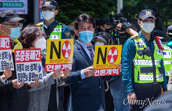 더불어시민당 공동대표 출신 최배근 교수(가운데)가 27일 오후 서울 종로구 옛 일본대사관 앞에서 열린 제1441차 일본군 성노예제 문제해결을 위한 정기수요시위에 참석하고 있다. 
