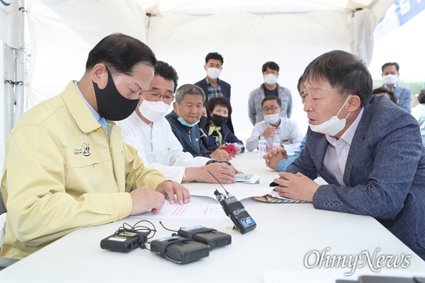 이재준 고양시장은 한국토지주택공사(LH)의 개발이익 환수와 불합리한 제도 개선을 요구하며 지난 5월 11일부터 삼송역 환승주차장에 현장집무실을 마련하고 업무를 보고 있다.
