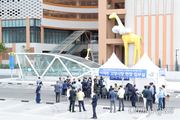  이재준 고양시장은 한국토지주택공사(LH)의 개발이익 환수와 불합리한 제도 개선을 요구하며 지난 5월 11일부터 삼송역 환승주차장에 현장집무실을 마련하고 업무를 보고 있다.
