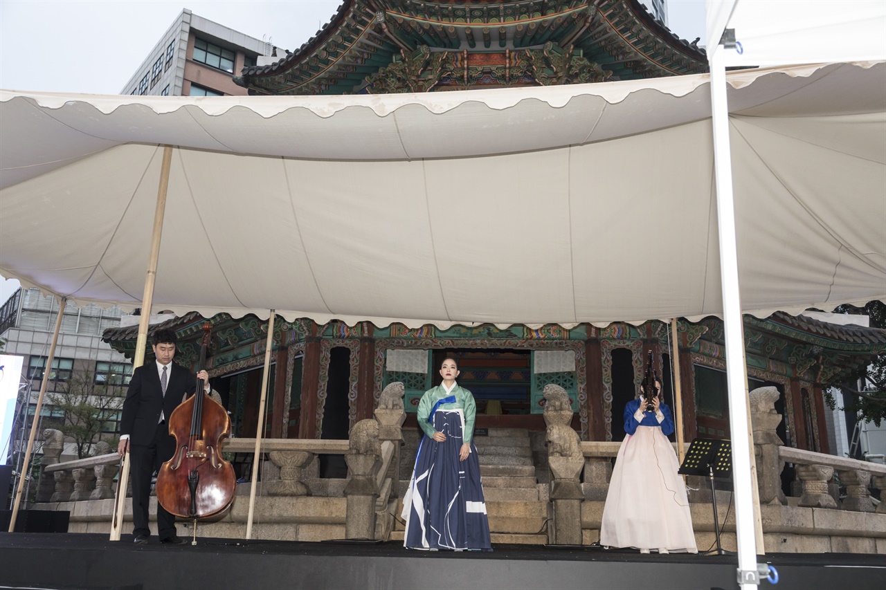 주제공연 <석고의 울림>에서 ‘설화와 자연의 길’을 따라 자연과 바다의 숨결을 전하는 장면. 국악인 김보미와 박민희가 정가와 생황으로 박상현의 더블베이스와 협연