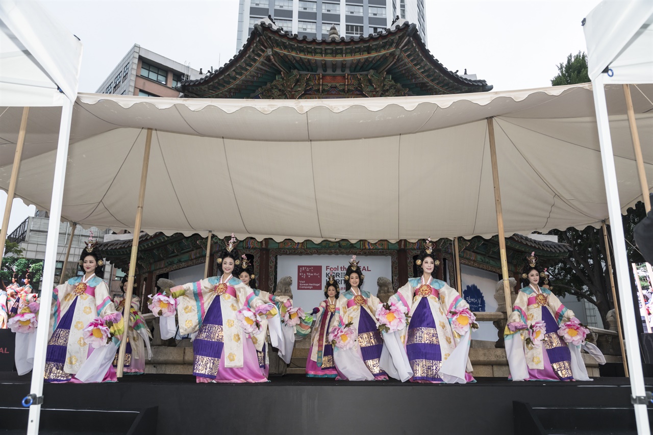 '석고를 깨워 문화유산의 길을 밝혀라'를 테마로 공연을 펼치는 한국의집 예술단