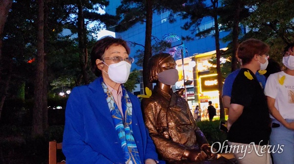 일본군 위안부 피해자 이용수 할머니가 27일 저녁 7시에 열린 대구수요시위에 깜짝 등장했다.