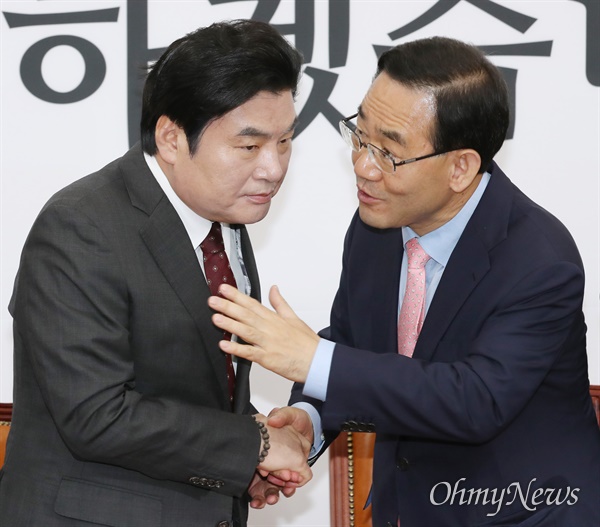 악수하는 주호영-원유철 미래통합당 주호영 원내대표와 미래한국당 원유철 대표가 28일 오전 서울 여의도 국회에서 열린 합당 선포식에서 악수하고 있다.