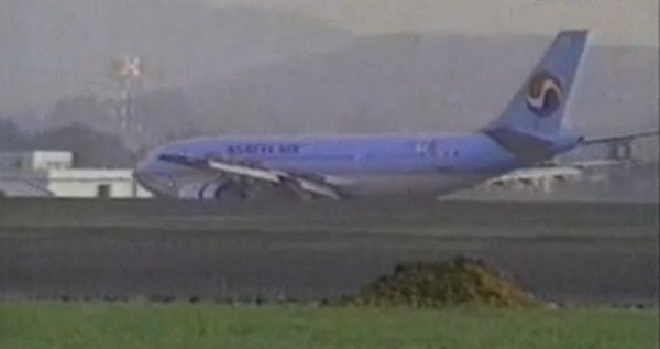 KAL858기는 사건이 있기 얼마 전인 1987년 9월 기체 고장으로 동체착륙을 한 적이 있다. 사진은 당시 KAL기의 실제 왼쪽 모습. 1987년 9월 2일 'MBC 뉴스데스크' 다시보기 화면 갈무리.