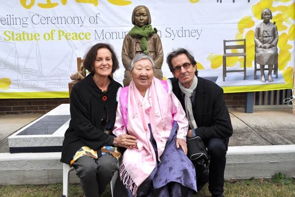 2016년 시드니 '평화의 소녀상' 개막식을 찾은 길원옥 할머니가 네덜란드계 위안부 피해자인 젠 오헨 할머니의 딸 캐롤씨 부부와 포즈를 취하고 있다.