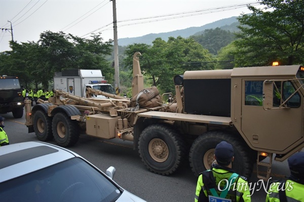 국방부와 주한미군은 29일 오전 4시 15분께 경북 성주군 초전면 소성리 사드기지에 사드 장비와 공사 장비 등을 반입했다.