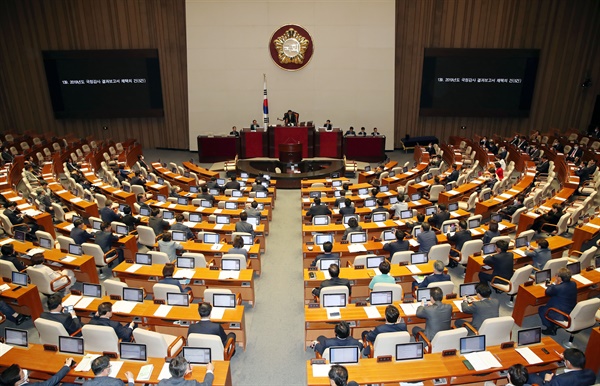 지난 5월 20일 국회 본회의장에서 문희상 국회의장이 제378회 국회(임시회) 제1차 회의의 산회를 선포하는 모습. 