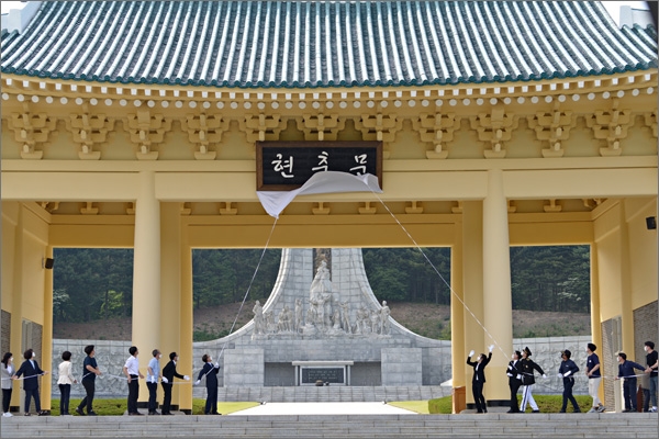 국립대전현충원은 29일 오후 전두환 전 대통령의 친필 현판을 안중근체 현판으로 교체했다. 사진은 새로운 현판 제막식.