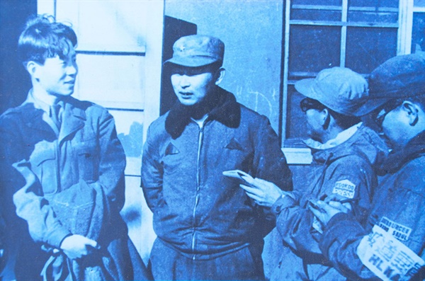 다부동 전투에서 승리하고 서울로 입성하여 기자회견을 하고 있는 백선엽 당시 1사단장.