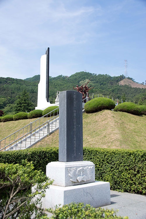 백선엽 장군의 공적을 기리기 위해 1951년 4월 다부리 주민들이 세웠던 백선엽 장군 호국구민비. 다부동전적기념관에 옮겨져 있다. 