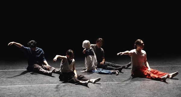 고블린파티 '소극적적극'. 사회에서 소외받는 오타쿠를 뼈다귀 해골을 오브제로 공연을 꾸몄다. 
