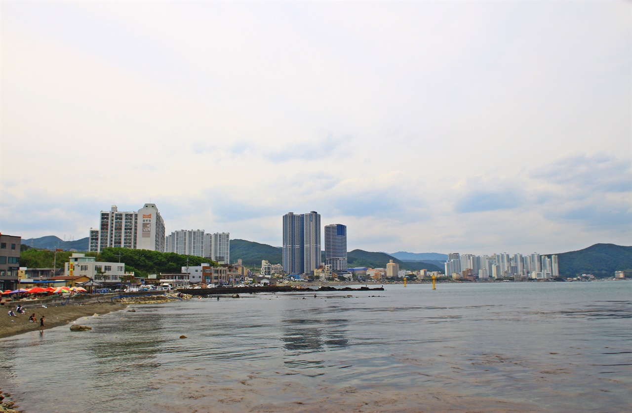 초고층 호텔과 고급 아파트촌으로 주변이 놀라보게 변한 울산 정자항 모습