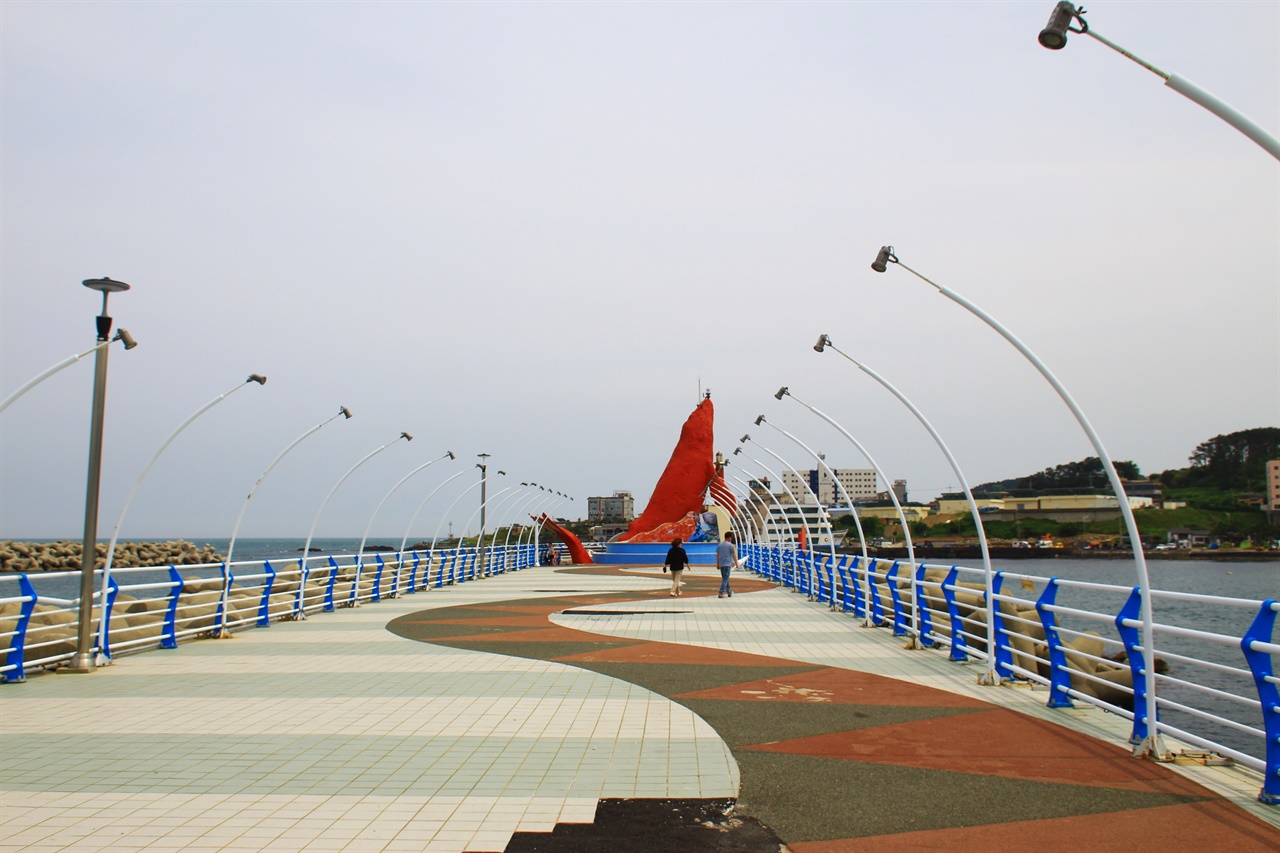 울산 정자항 북방파제에 세워져 있는 붉은색 귀신고래 등대 모습