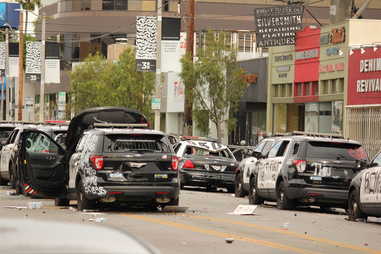 지난 5월 30일, LA. 시위대가 파괴한 경찰차가 여러 대 보인다.
