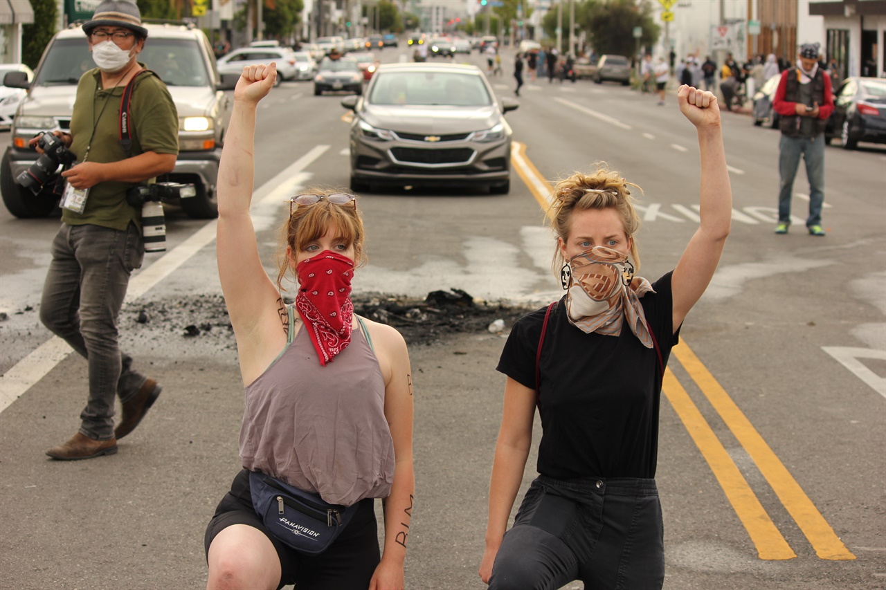 지난 5월 30일, LA 패어팩스 인근에서 벌어진 시위 참석자들이 '흑인의 생명은 소중하다' 사인을 하고 있다.