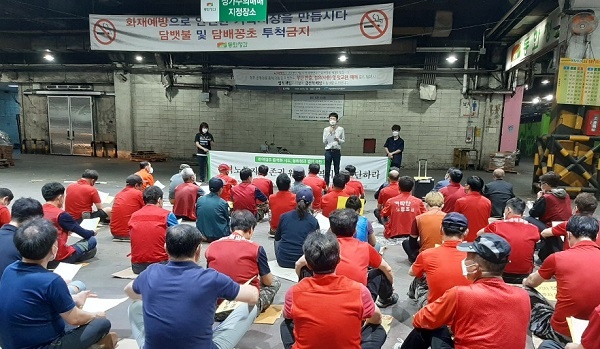 하역시민대책위는 31일 오전 11시 서울 가락시장 과일경매장에서 하역 작업 용역 반대 기자회견을 열었다. 이날 하역 노동자  60여명이 참석했다.