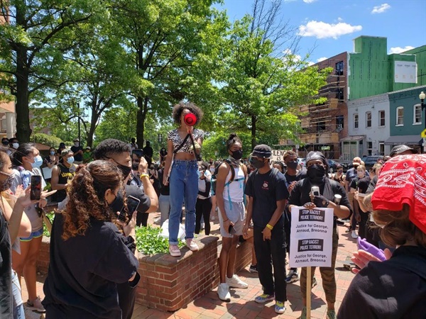 미국 워싱턴DC 하워드대학 앞에서 5월 31일(현지시간) 조지 플로이드 사망사건에 항의하는 의미로 열린 시위에서 주최 측이 연설하고 있다. 
