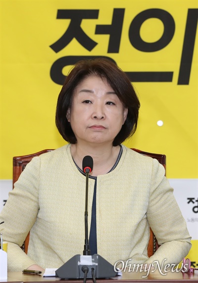 정의당 심상정 대표가 1일 오전 서울 여의도 국회에서 상무위원회를 주재하고 있다. 