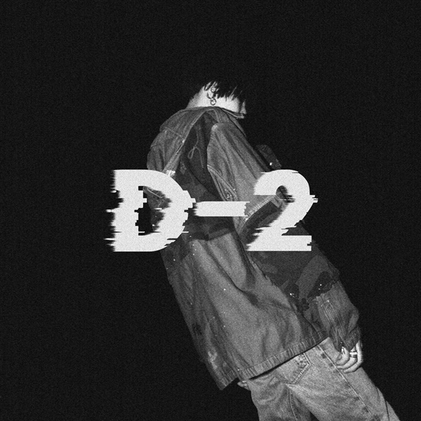  방탄소년단의 멤버 슈가가 랩 네임 어거스트 디(Agust D)로 5월 22일 발표한 믹스테이프 'D-2'의 커버. 이 앨범에 수록된 '어떻게 생각해'가 논란을 불렀다. 