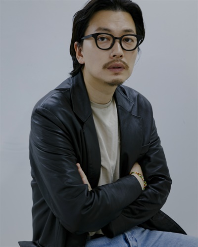  영화 <국도극장>에서 기태 역을 맡은 배우 이동휘의 모습.
