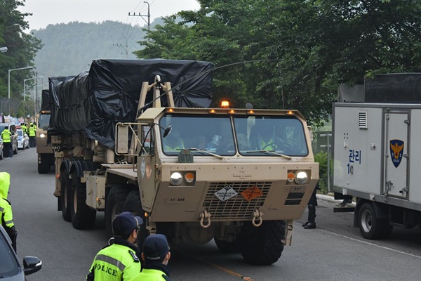 지난 5월 29일 오전 경북 성주 사드(THAAD·고고도미사일방어체계) 기지에 군 장비들이 들어가고 있다. 국방부와 주한미군은 앞서 노후장비 교체를 위한 육로 수송 작업을 진행한다고 밝혔다. 2020.5.29 [소성리종합상황실 제공. 재판매 및 DB 금지]