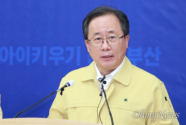 지난 5월 12일 코로나19 지원 관련 입장을 발표하고 있는 김석준 부산교육감.