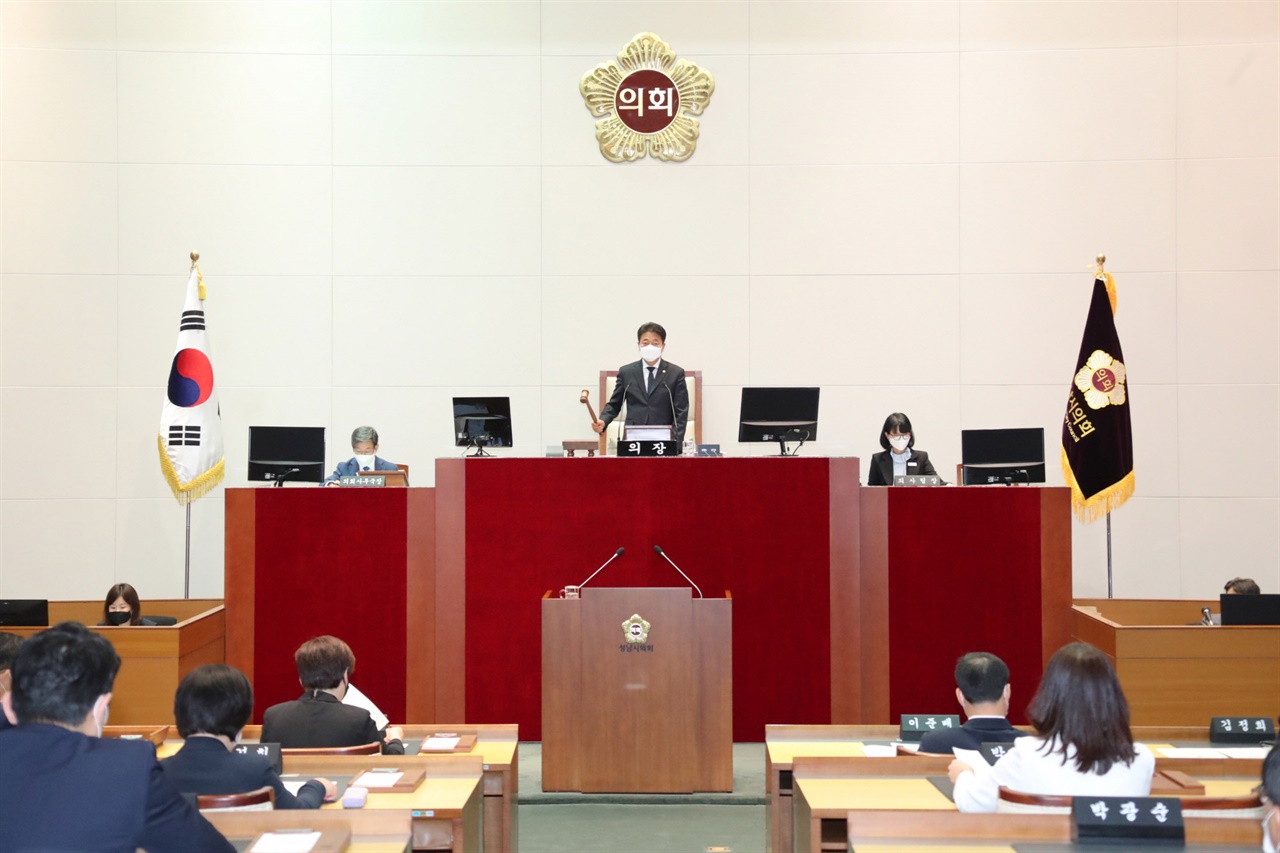 경기 성남시의회(의장 박문석)는 1일 오전 제254회 정례회 제1차 본회의를 열고 제8대 전반기 의회의 마지막 회기 일정에 돌입했다.
